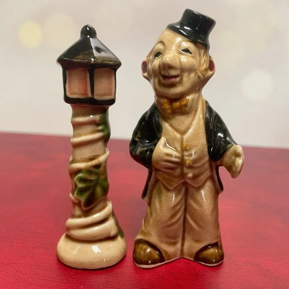 Vintage 1940s/1950s Man with Lamppost Salt & Pepper Shaker – Made in Japan